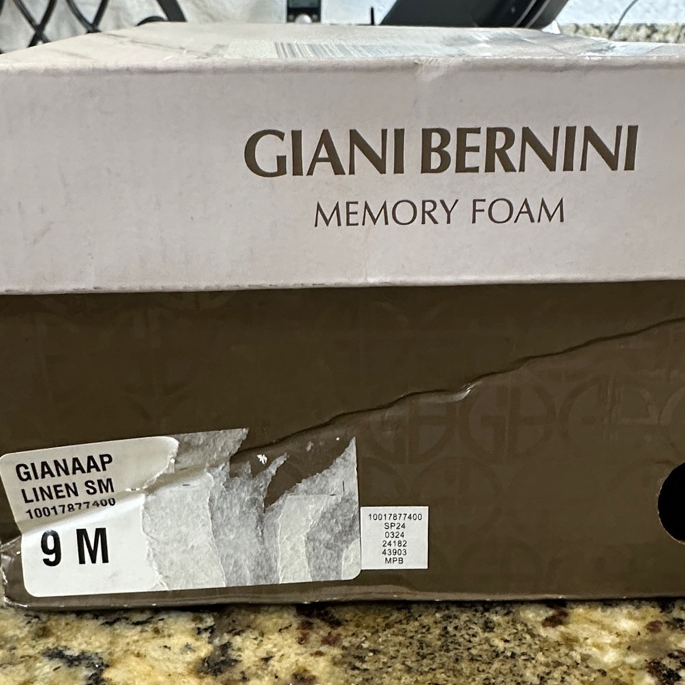Giani Bernini White Sandals with Strap - Picture 4 of 5